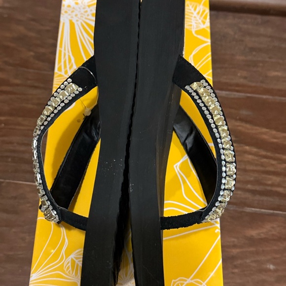 Yellow Box Black Sandals with Gold Accents New - Picture 4 of 6